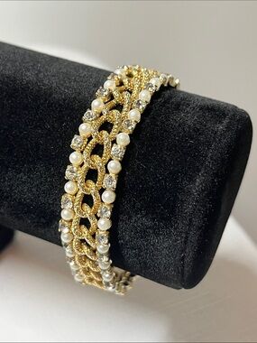 Vintage Gold Pearl & Crystal Chain Bracelet
Unique. Elegant. Versatile.